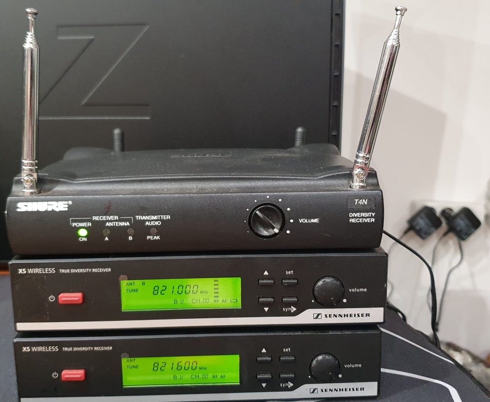 Shure T4N y Sennheiser XS Wireless de segunda mano · Foto 1 de 7 · Ourense · 600 €