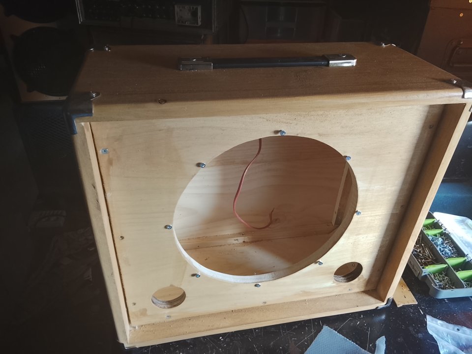 Pantalla 1x12 madera Abeto Finlandés 18mm. de segunda mano · Foto 7 de 10 · Cáceres · 90 €