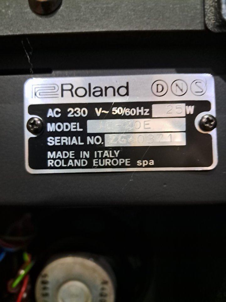 Amplificador Jazz Chorus De Roland  20w RMS Italia