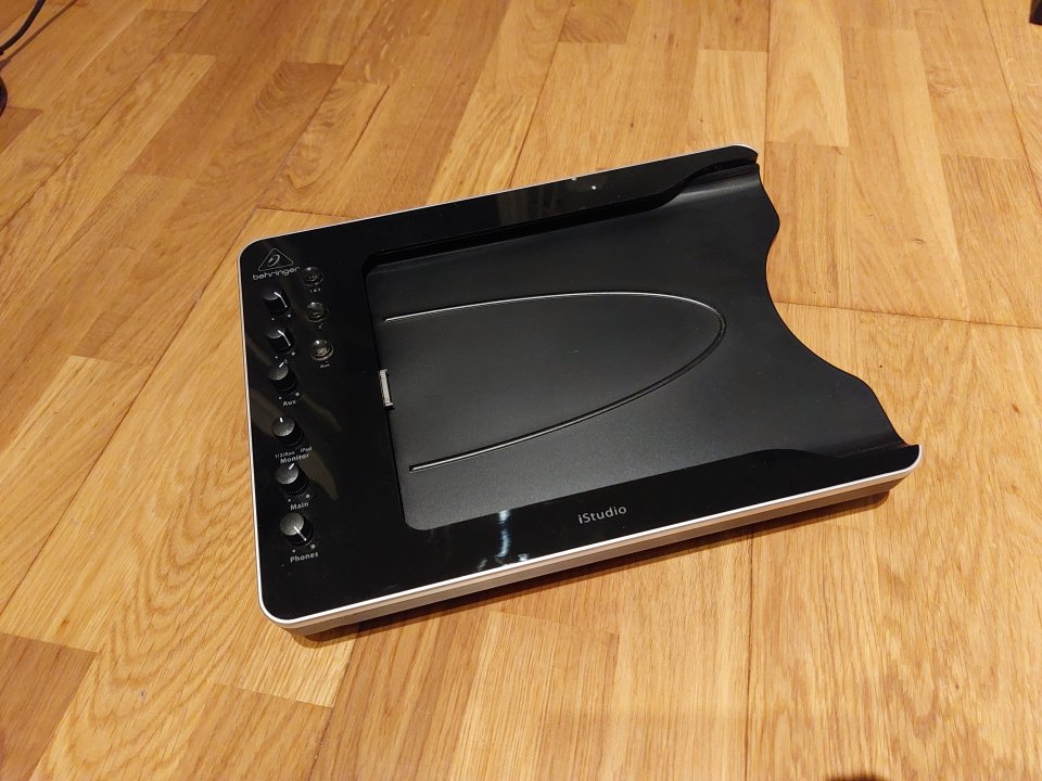Behringer iStudio iS202