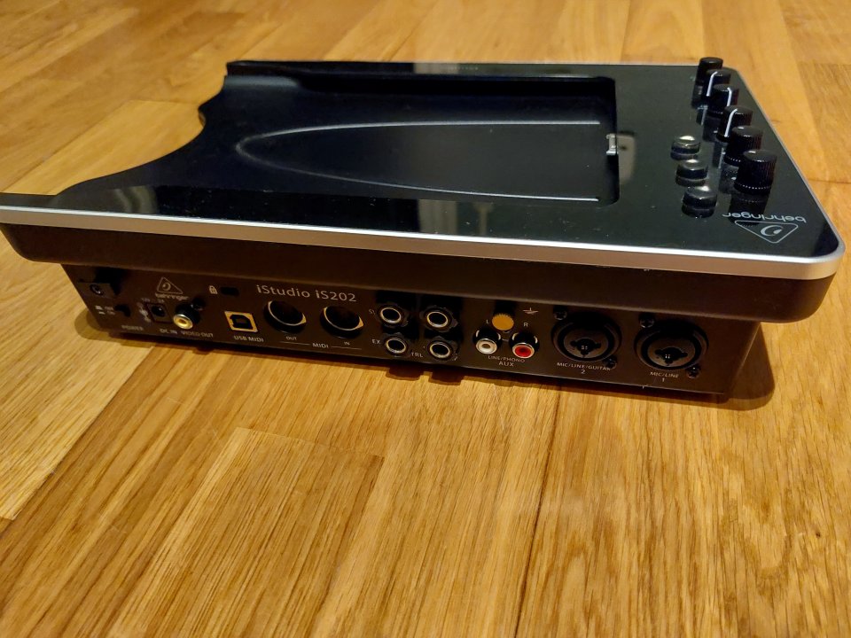 Behringer iStudio iS202