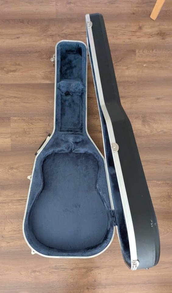 Estuche Guitarra Acústica de segunda mano · Foto 1 de 3 · Sevilla · 20 €
