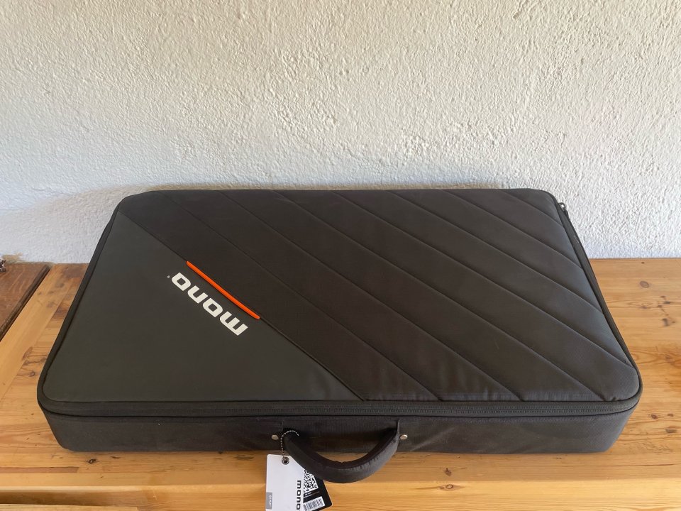 MONO Pedalboard Rail Large Black + Stealth Pro Accessory Case de segunda mano · Foto 1 de 6 · Barcelona · 200 €