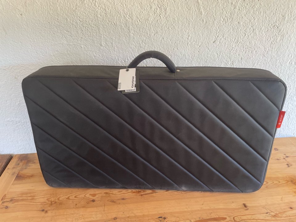 MONO Pedalboard Rail Large Black + Stealth Pro Accessory Case de segunda mano · Foto 2 de 6 · Barcelona · 200 €