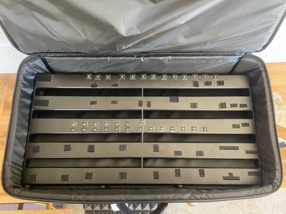 MONO Pedalboard Rail Large Black + Stealth Pro Accessory Case de segunda mano · Foto 3 de 6 · Barcelona · 200 €