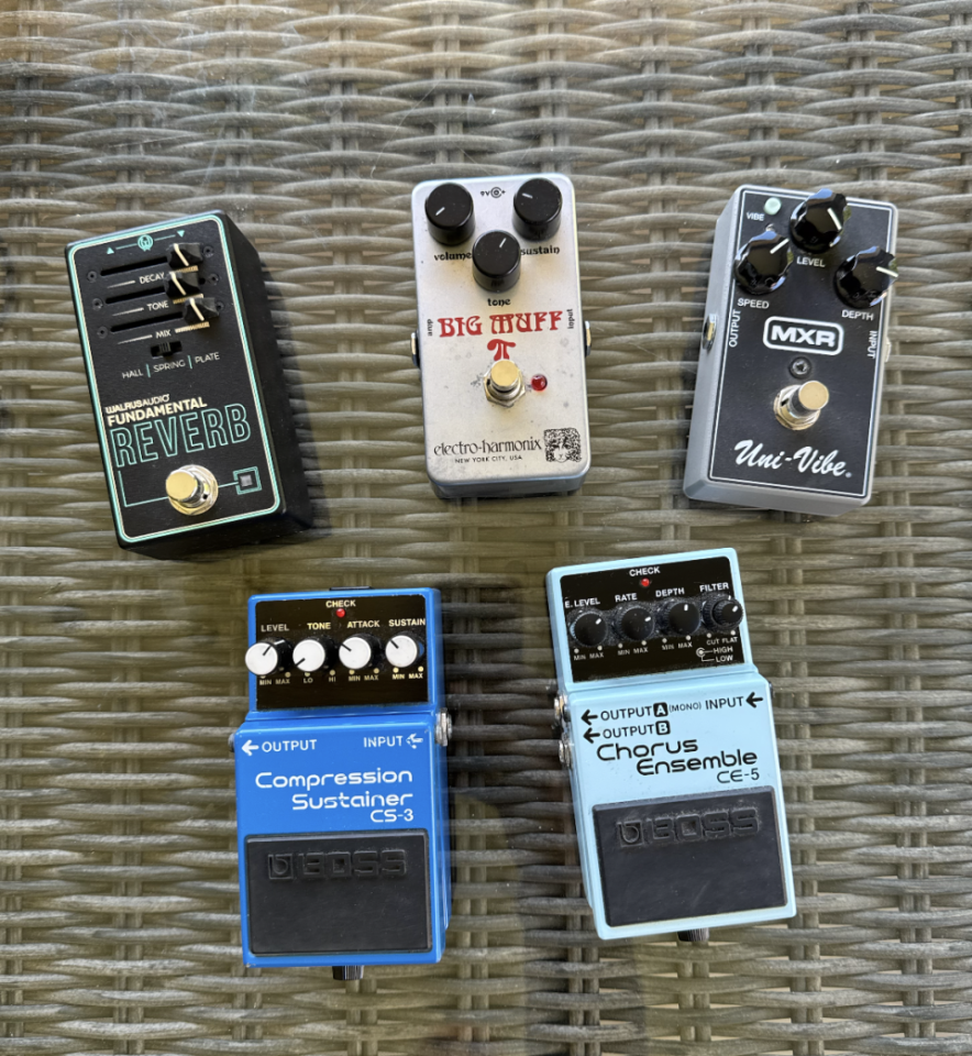 Varios pedales económicos