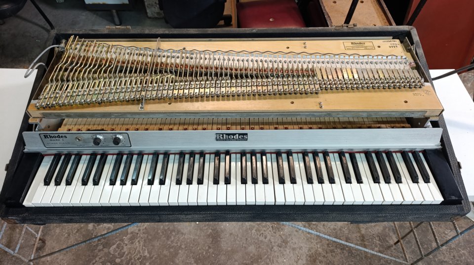 Fender Rhodes Mark I Stage 73 de segunda mano · Foto 2 de 7 · Las Palmas · 2200 €