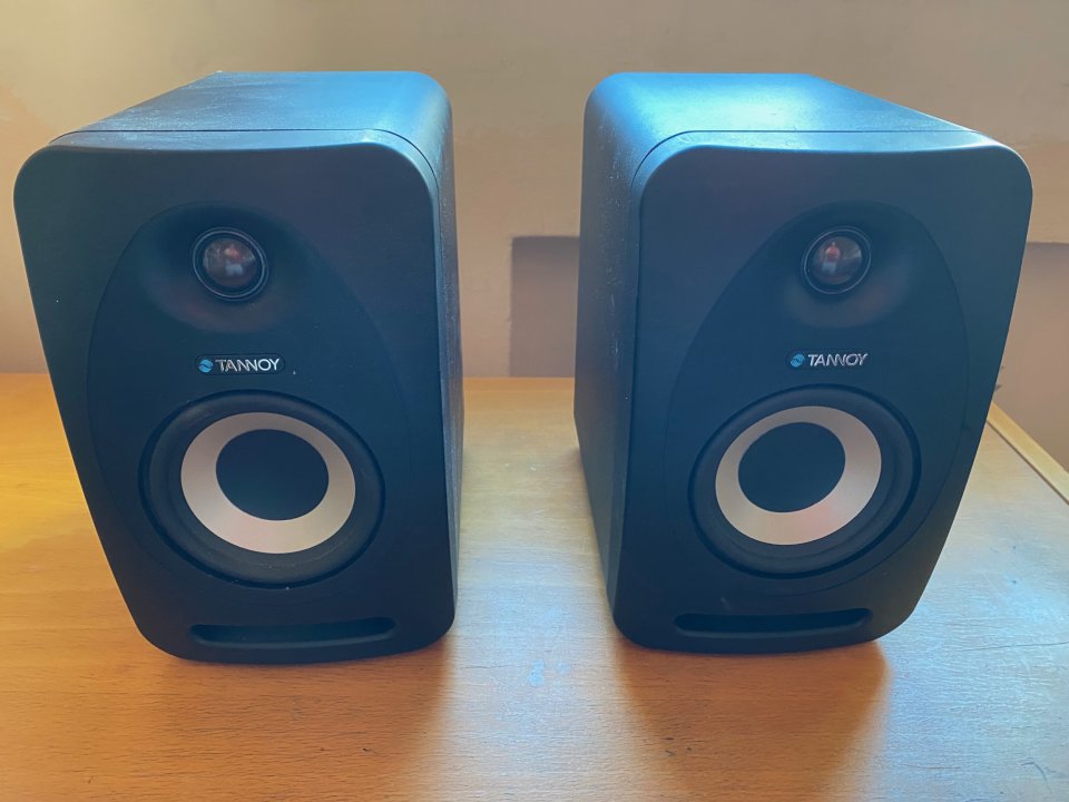 Monitores Tannoy Reveal 402 activos de segunda mano · Foto 1 de 5 · Valladolid · 100 €