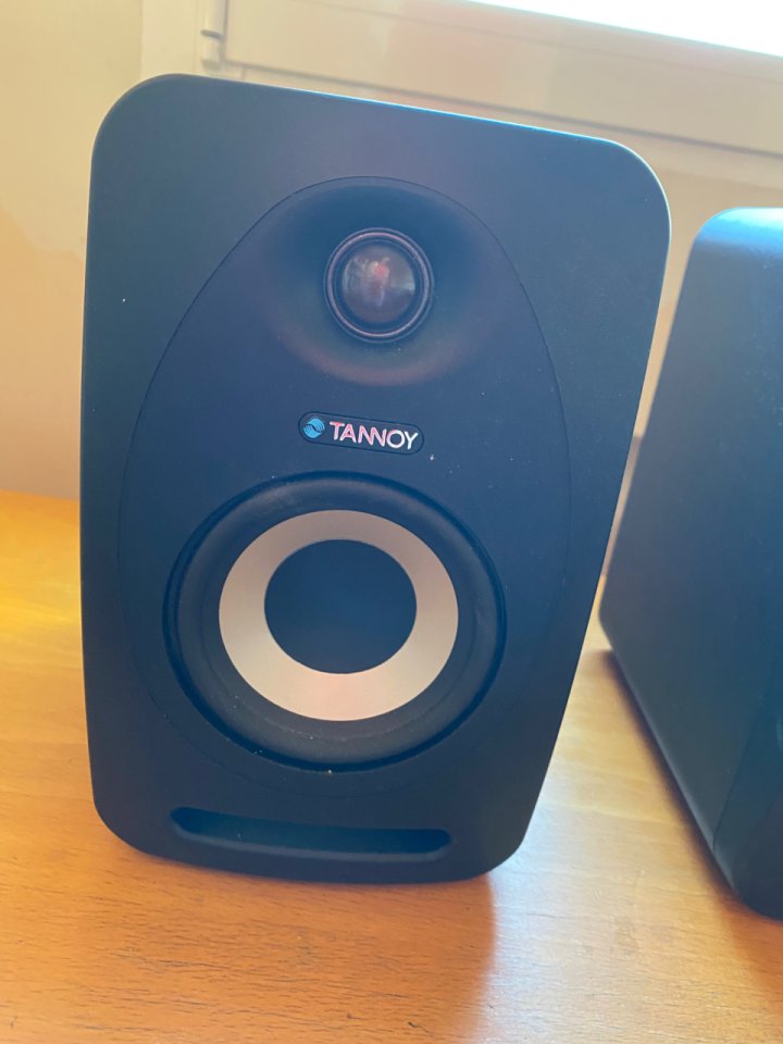 Monitores Tannoy Reveal 402 activos de segunda mano · Foto 2 de 5 · Valladolid · 100 €