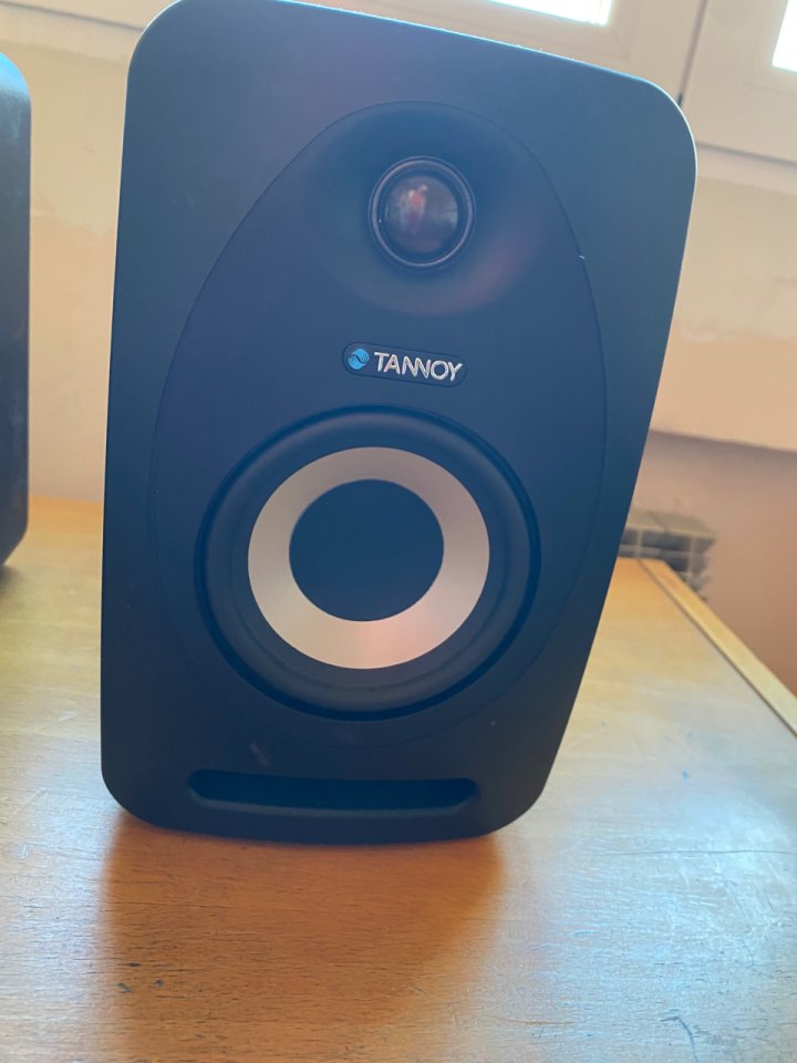Monitores Tannoy Reveal 402 activos de segunda mano · Foto 3 de 5 · Valladolid · 100 €