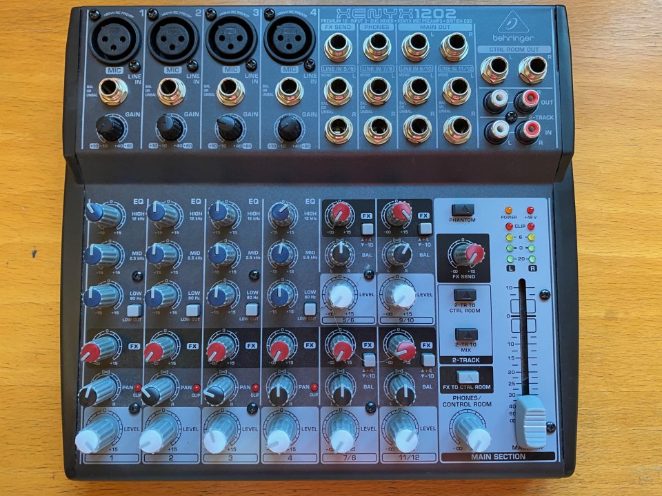 Mesa pequeña Behringer Xenyx 1202 de segunda mano · Foto 1 de 7 · Valladolid · 65 €