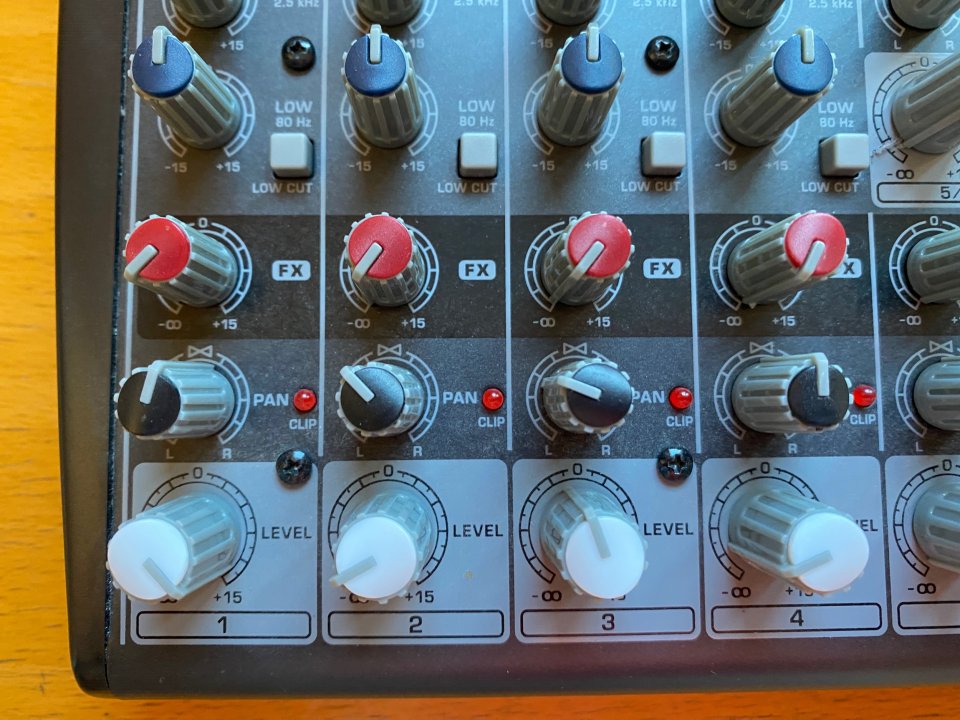 Mesa pequeña Behringer Xenyx 1202 de segunda mano · Foto 2 de 7 · Valladolid · 65 €