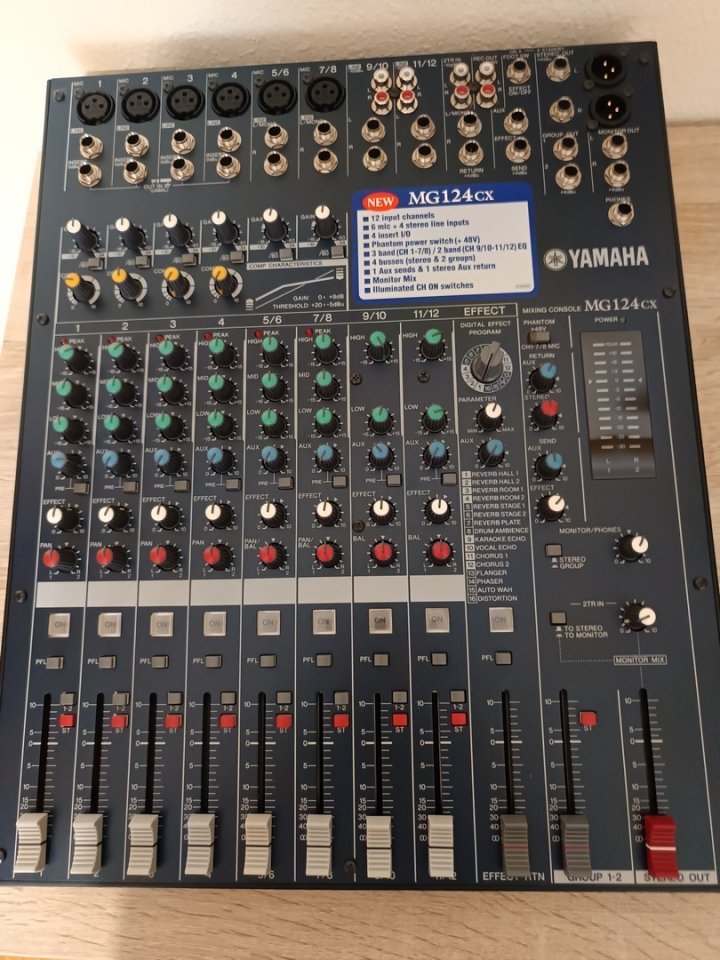 Mesa Yamaha modelo MG124CX + Procesador de Efectos Reverberador TC-Electronic M-One XL