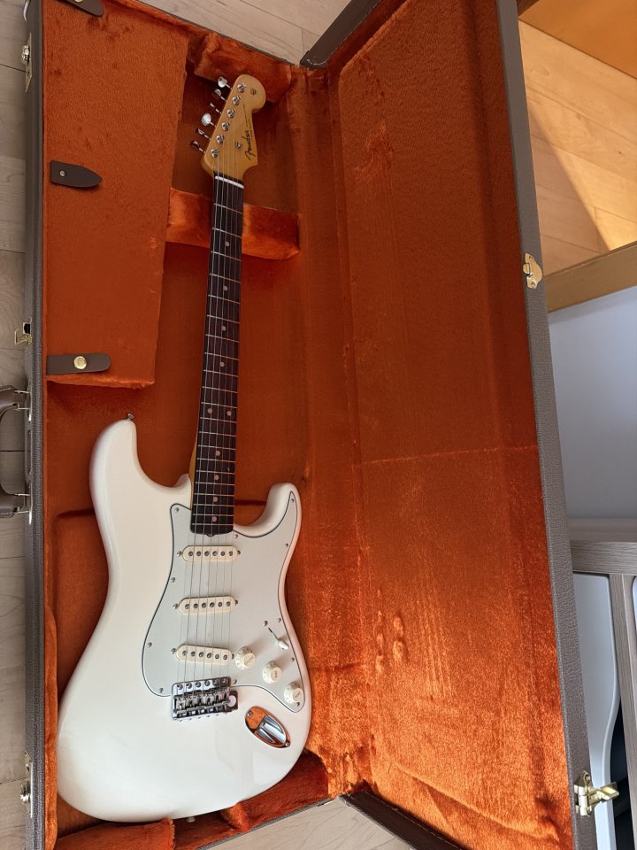 Fender AV II 61 STRAT RW OWT