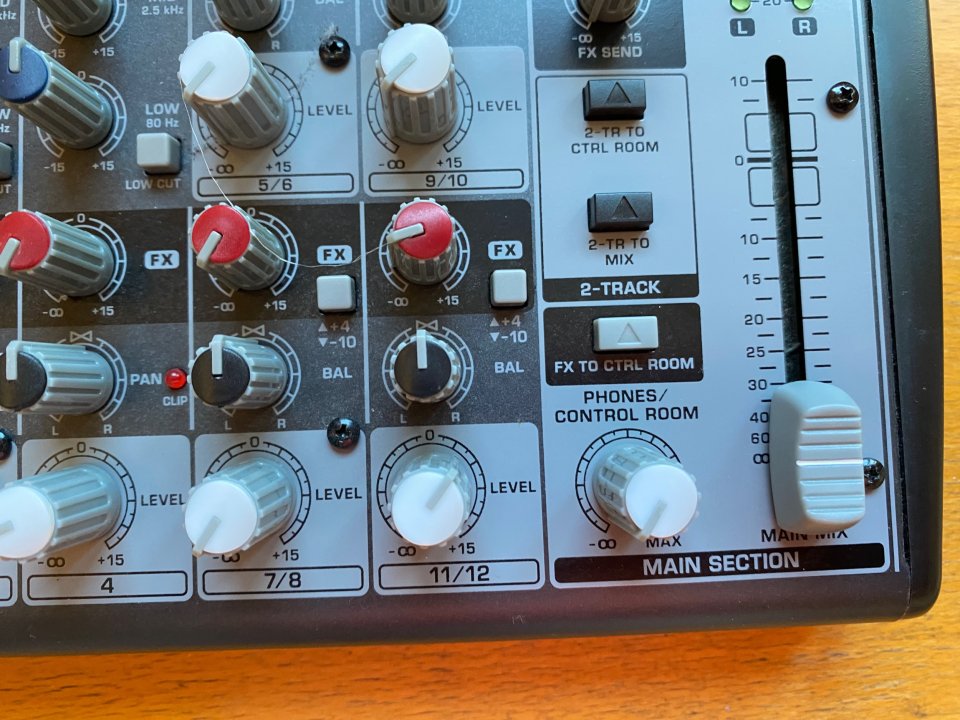 Mesa pequeña Behringer Xenyx 1202 de segunda mano · Foto 3 de 7 · Valladolid · 65 €