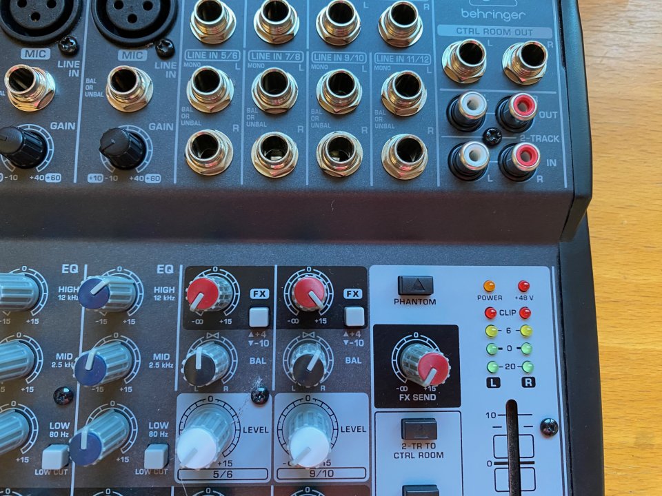 Mesa pequeña Behringer Xenyx 1202 de segunda mano · Foto 4 de 7 · Valladolid · 65 €