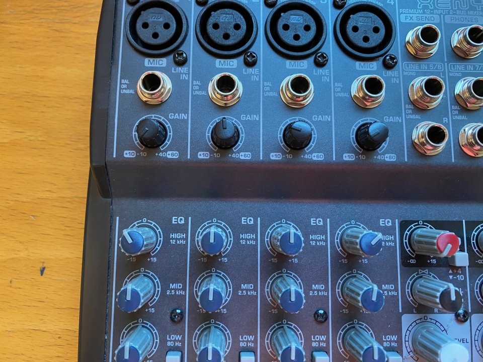 Mesa pequeña Behringer Xenyx 1202 de segunda mano · Foto 5 de 7 · Valladolid · 65 €
