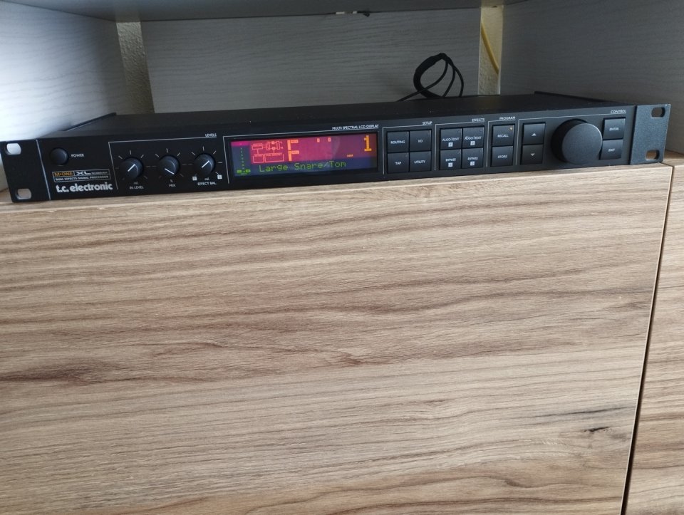 Mesa Yamaha modelo MG124CX + Procesador de Efectos Reverberador TC-Electronic M-One XL