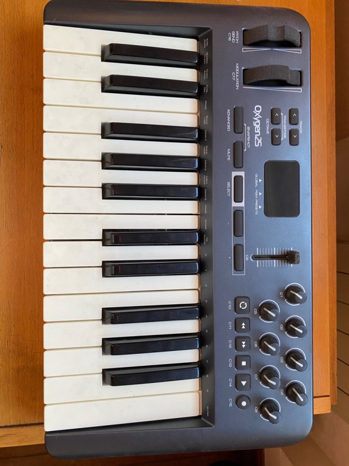 Controlador M-Audio Oxygen 25 de segunda mano · Foto 1 de 2 · Valladolid · 50 €