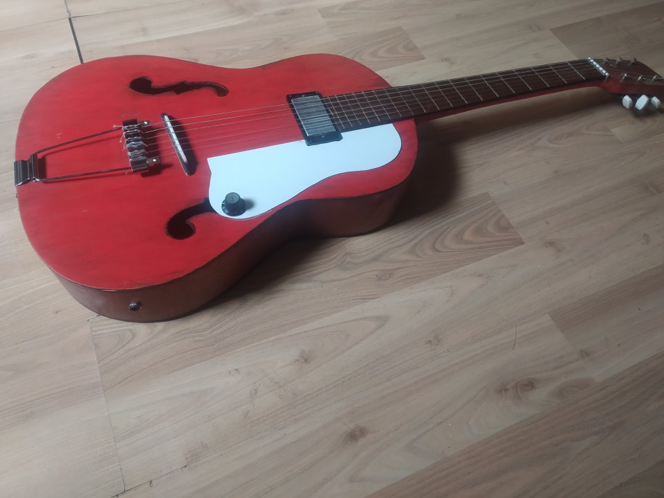 Guitarra DECORACION tipo ArchTop de segunda mano · Foto 1 de 2 · Huesca · 60 €
