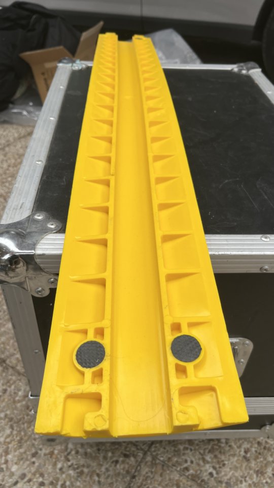 Pasacable de 1 canal de segunda mano · Foto 2 de 2 · Madrid · 150 €