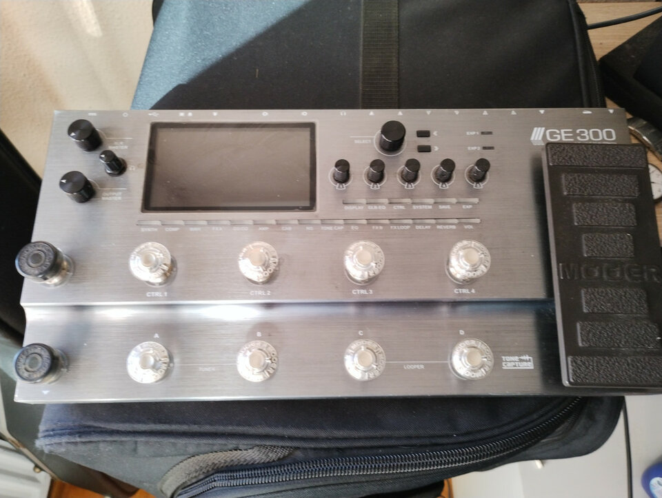 MOOER GE 300 Pedalera multiefectos