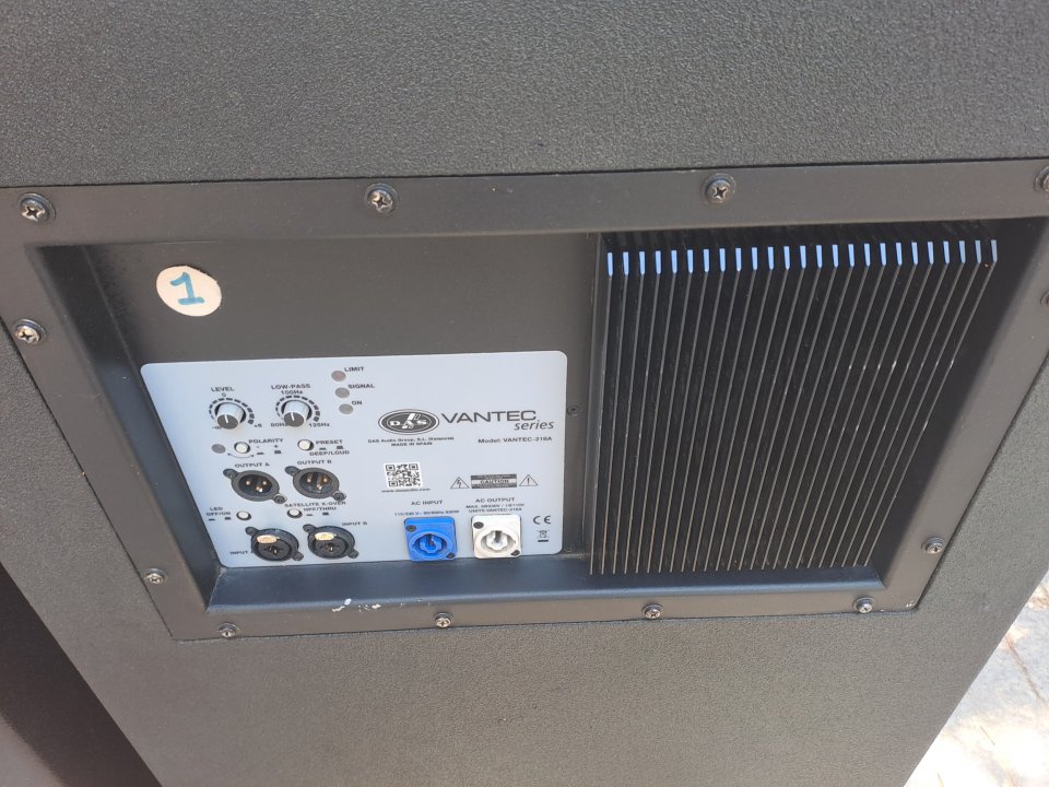 Subgraves Das Vantec 218a Autoamplificados de segunda mano · Foto 2 de 9 · Sevilla · 3000 €