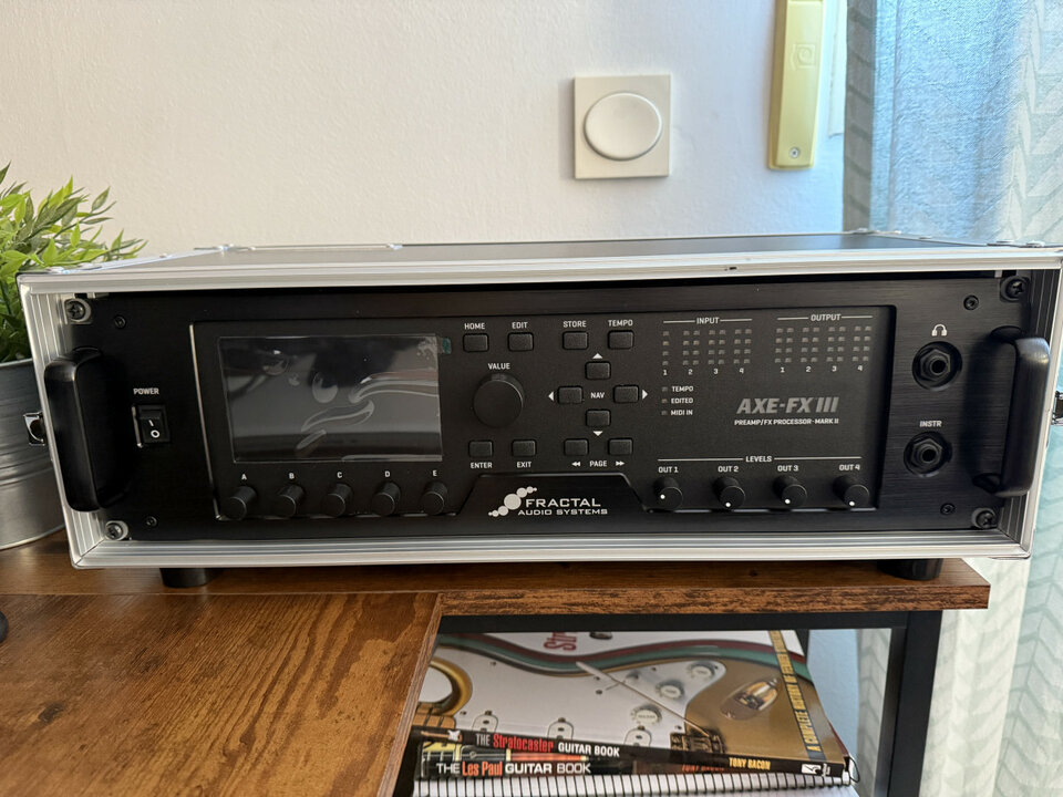 RESERVADO Fractal Axe-FX III MK II Turbo + FC-12 Mk II + Rack de segunda mano · Foto 2 de 9 · Málaga · 3200 €