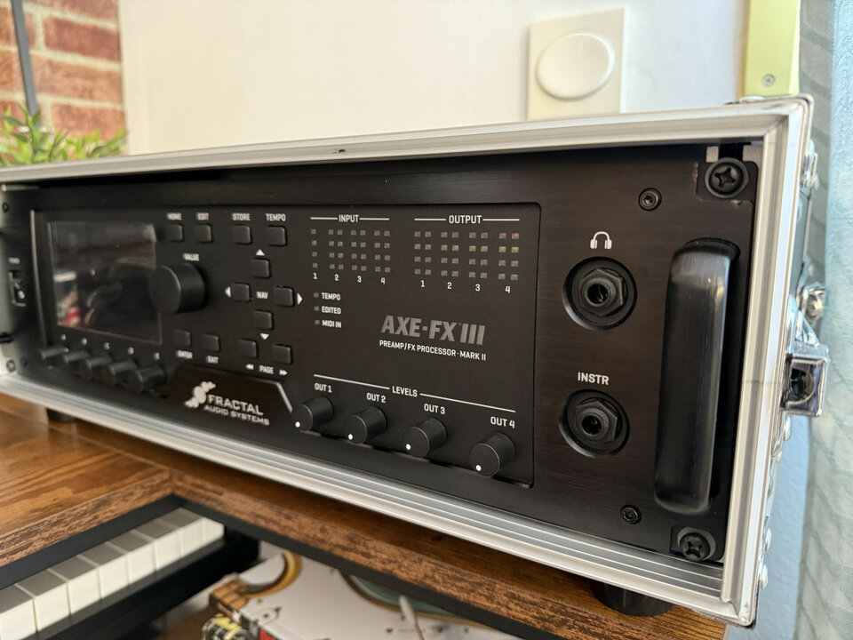 RESERVADO Fractal Axe-FX III MK II Turbo + FC-12 Mk II + Rack de segunda mano · Foto 4 de 9 · Málaga · 3200 €