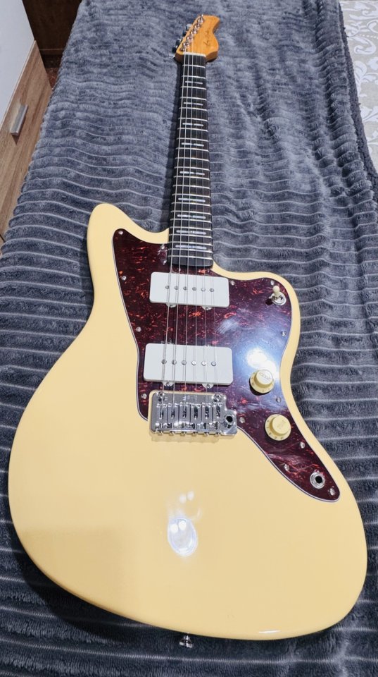 Sire Larry Carlton J3 Vintage White de segunda mano · Foto 1 de 10 · SC Tenerife · 210 €
