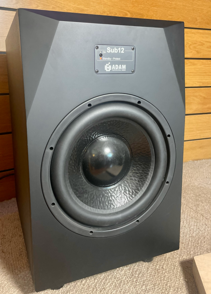 ADAM Audio   P22 y Sub 12"  conjunto