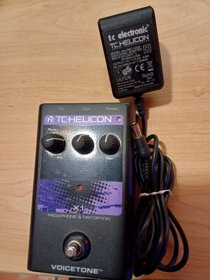 TC Helicon X1 voz. Megafono distorsion y amp