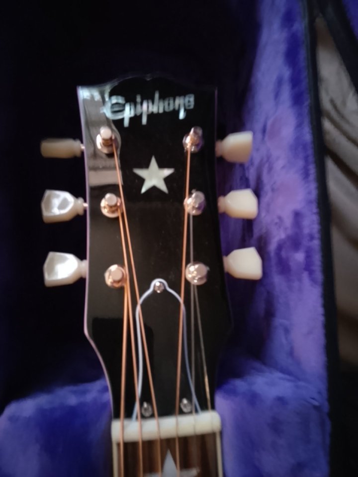 Guitarra electroacústica epiphone edición limitada de segunda mano · Foto 1 de 5 · Zaragoza · 550 €