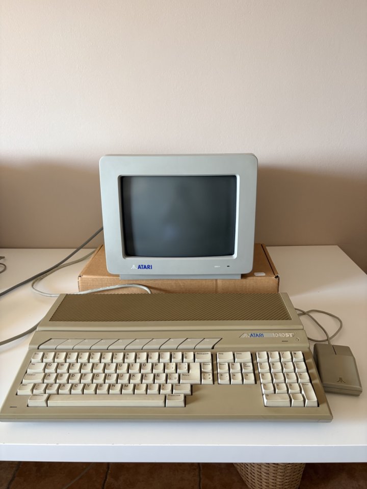 ATARI 1040 STE + Notator 3.0 + Dongle de segunda mano · Foto 1 de 7 · Barcelona · 325 €