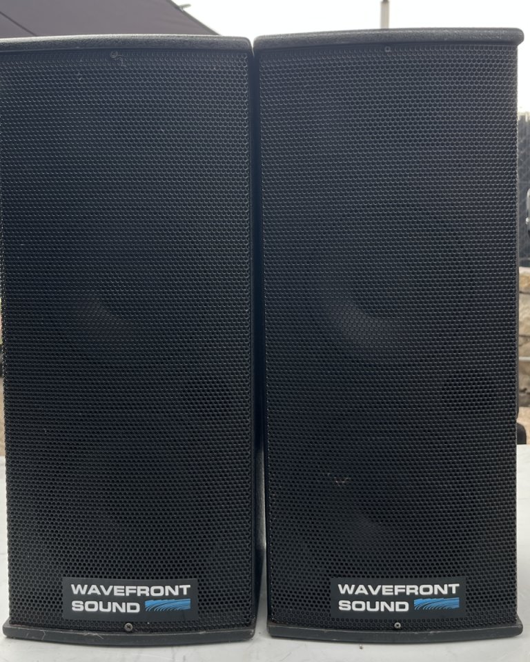 2 altavoces Wavefront 250 W RMS de segunda mano · Foto 1 de 2 · Madrid · 150 €