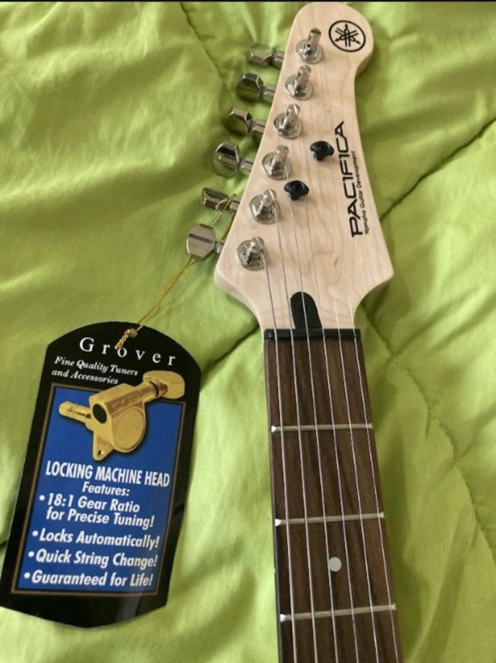 Yamaha Pacifica 311 + estuche rigido + regalitos varios