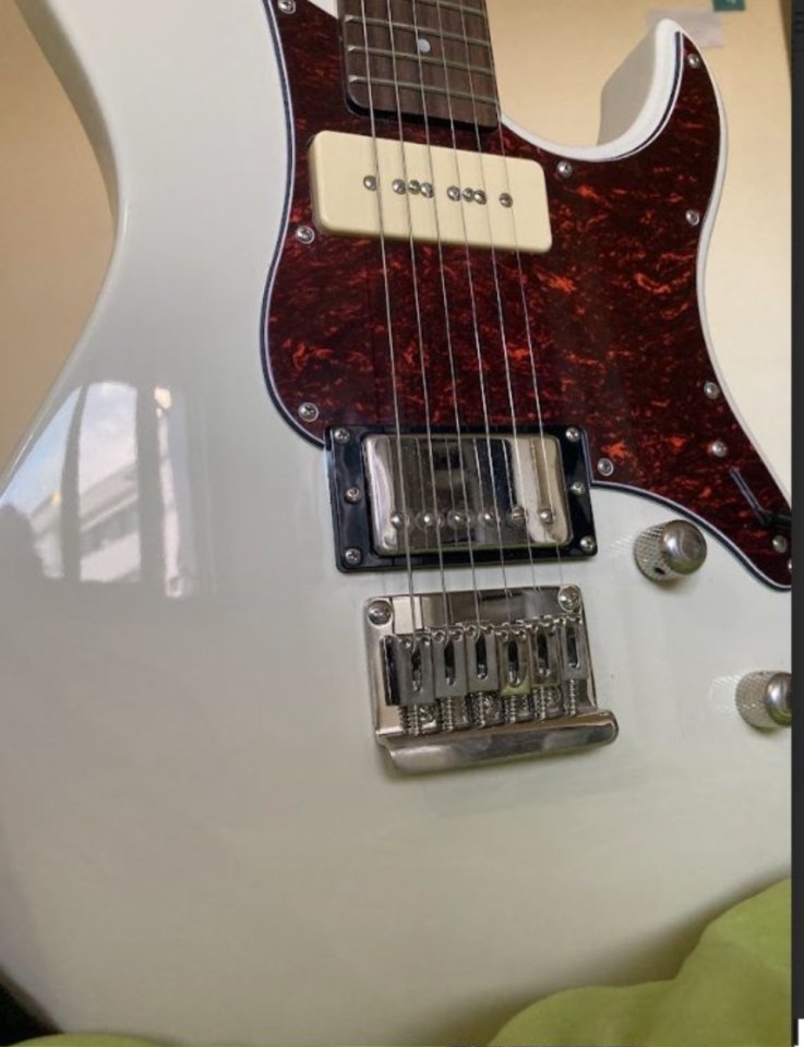 Yamaha Pacifica 311 + estuche rigido + regalitos varios