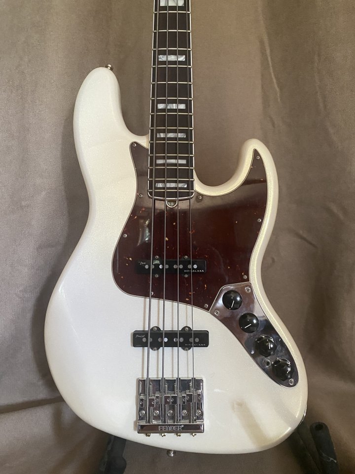 Cambio/Vendo FENDER ULTRA JAZZ BASS