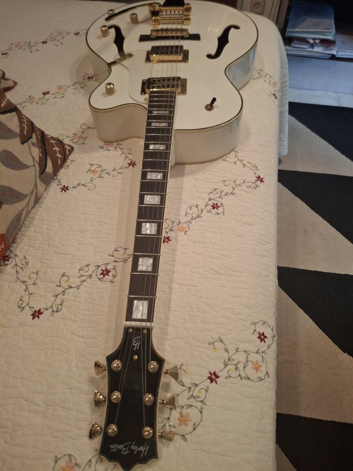 Guitarra blanca harley benton de segunda mano · Foto 2 de 6 · Madrid · 250 €