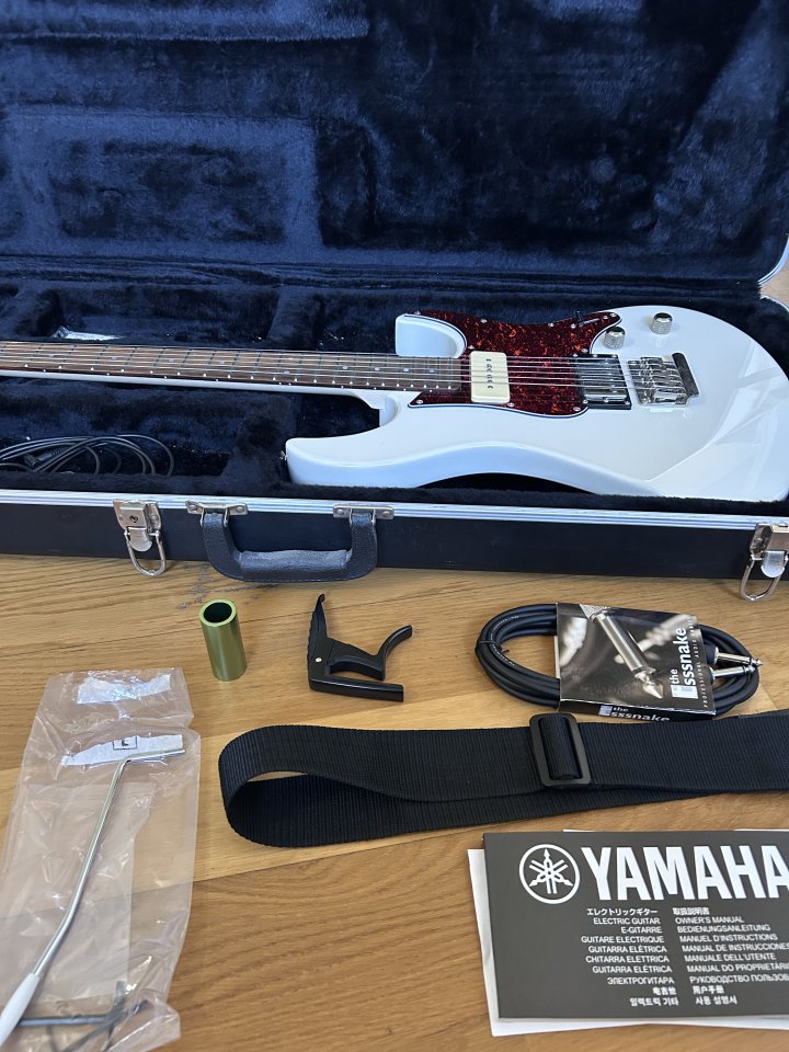 Yamaha Pacifica 311 + estuche rigido + regalitos varios