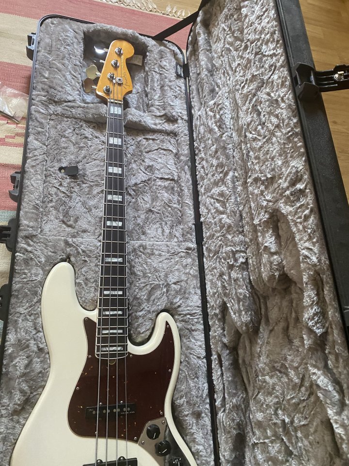 Cambio/Vendo FENDER ULTRA JAZZ BASS
