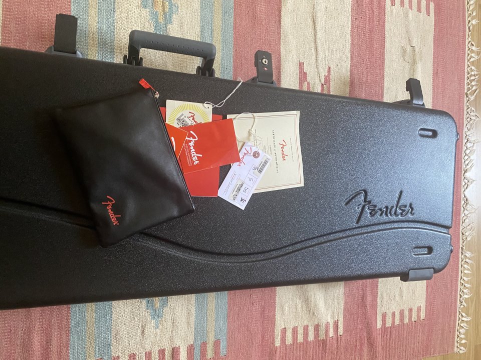 Cambio/Vendo FENDER ULTRA JAZZ BASS