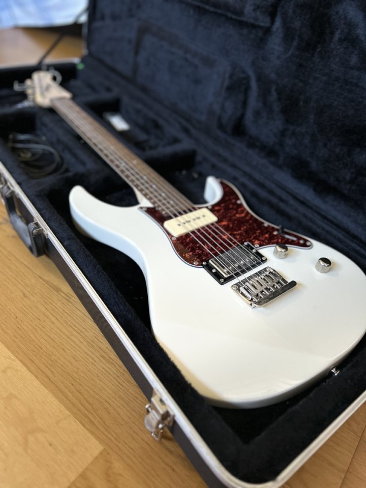 Yamaha Paciifca 311 + estuche rigido + regalitos varios