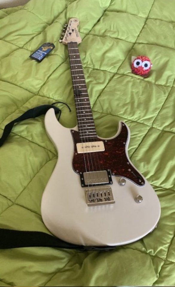 Yamaha Pacifica 311 + estuche rigido + regalitos varios