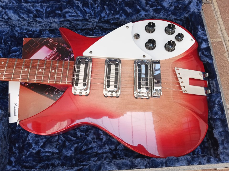 Rickenbacker 350V63 Liverpool Fireglo año 2000, 3,2Kg! de segunda mano · Foto 2 de 10 · Madrid · 2950 €