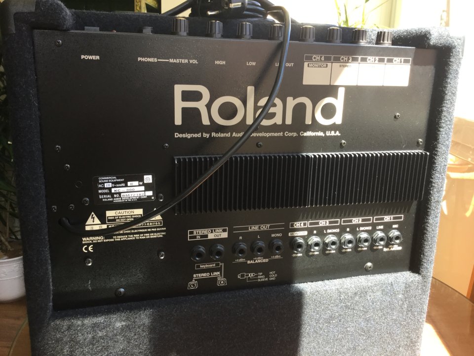 ROLAND KC-100