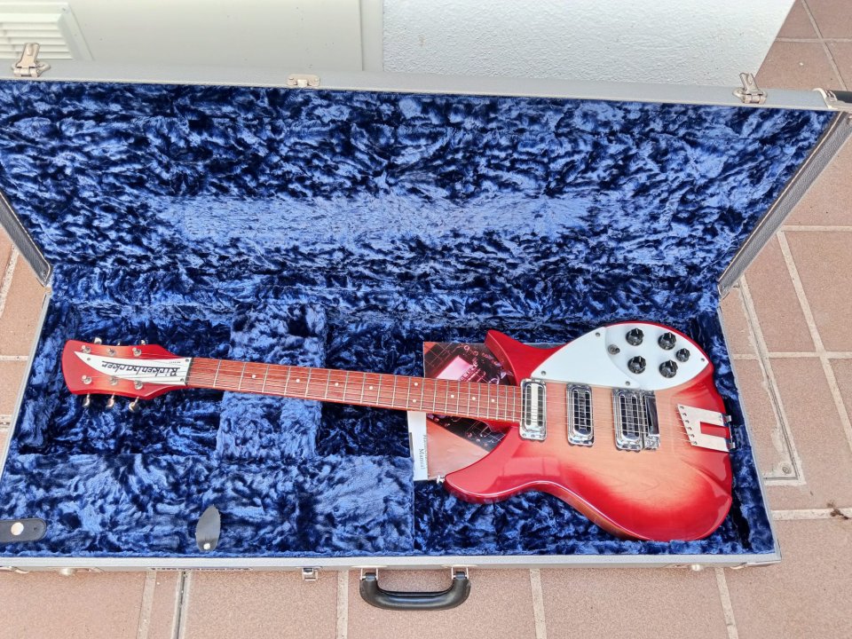 Rickenbacker 350V63 Liverpool Fireglo año 2000, 3,2Kg! de segunda mano · Foto 3 de 10 · Madrid · 2950 €