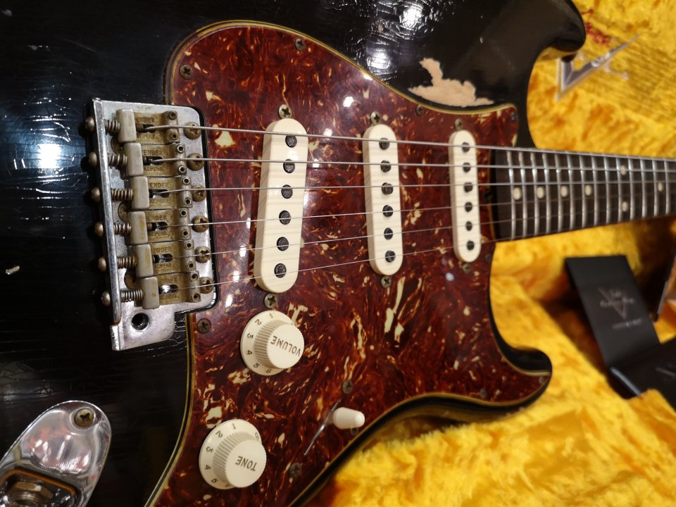 Fender Custom Shop 1961 Stratocaster Heavy Relic Black over Desert Sand-Hand Wound Poblano Strat Set. de segunda mano · Foto 4 de 10 · Barcelona · 4400 €