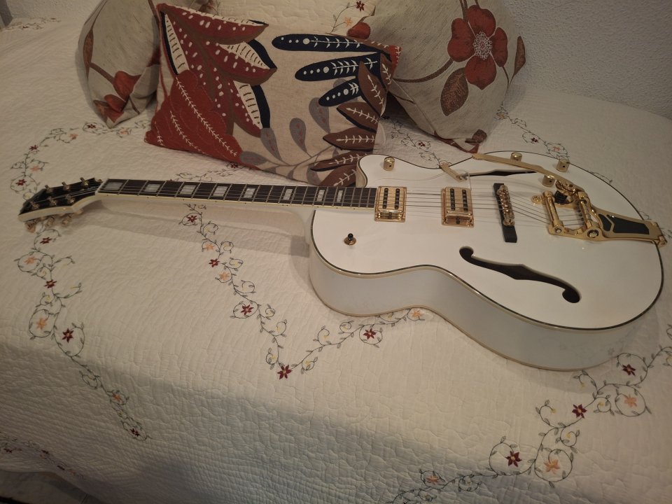 Guitarra blanca harley benton de segunda mano · Foto 3 de 6 · Madrid · 250 €