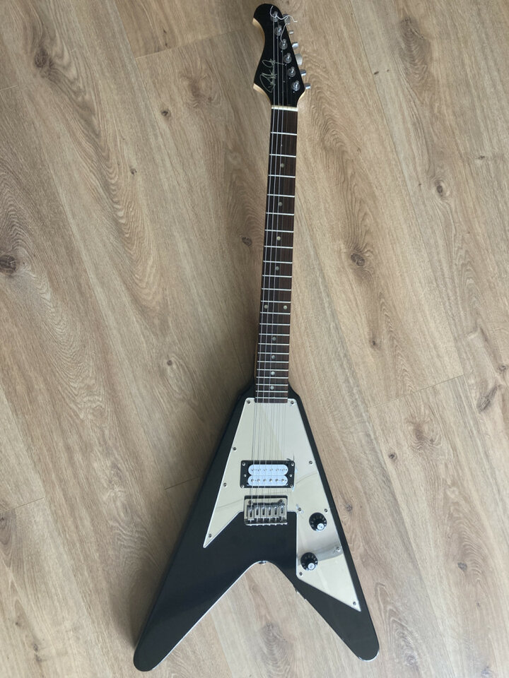 Paul Stanley Flying V - a guitar for Kiss fans